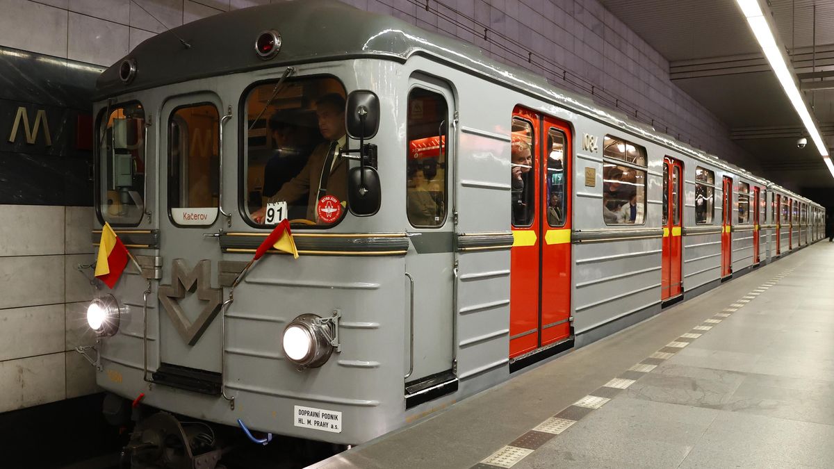 FOTO: Prahu nadchly historické soupravy metra, hitem byla „černá huba“